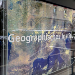 Beschriftung Geographisches Institut (GIUB)